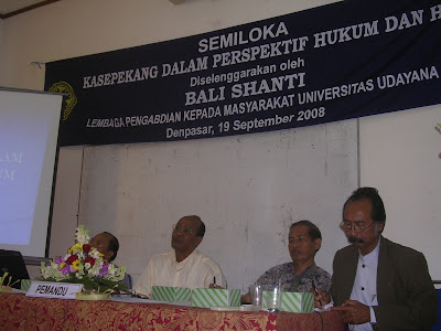 
					Peneliti hukum adat Bali, Wayan P. Windia (paling kanan) saat berbicara dalam semiloka bertajuk 