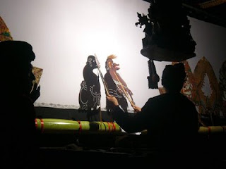 Pertunjukan wayang di Bali.