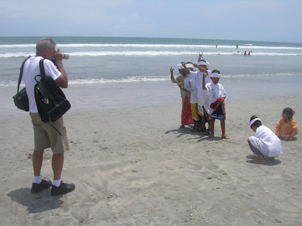 
					Anak-anak Bali difoto oleh seorang wisatawan asing.