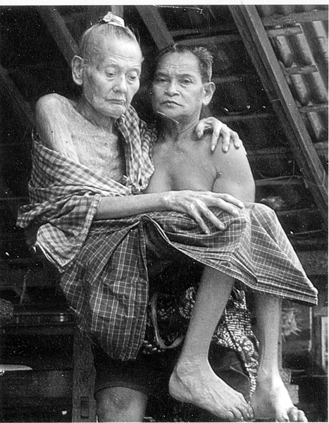 
					Ida Pedanda Made Sidemen bersama I Tekek yang setia melayani. (balisaja.com/repro buku Ida Pedanda Made Sidemen Pengarang Besar Bali Abad ke-20.