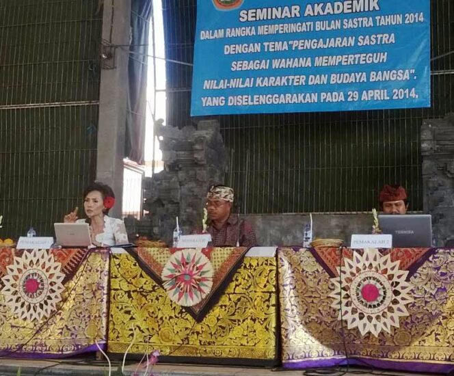 
					Oka Rusmini (kiri), Ketut Yarsama (tengah) dan IBW Widiasa Keniten (kanan) dalam Seminar Akademik HMPS Prodi PBID, FPBS, IKIP PGRI Bali, 29 April 2014.