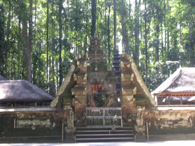 
					Pura Bukit Sari di tengah Alas Pala, Sangeh, Badung. 