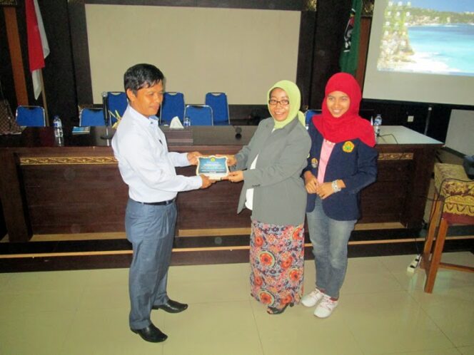 
					Kepala LPD Pecatu, I Ketut Giriarta (kiri) menerima kenang-kenangan dari dosen dan mahasiswa FE Universitas Jember, 22 April 2015.