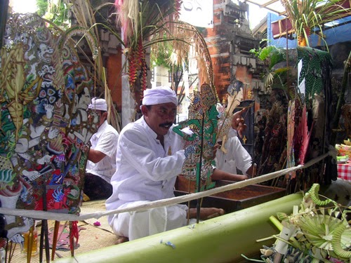 
					Pementasan Wayang Lemah oleh dalang asal Kuta, Badung, AA Raka Bawa dalam suatu upacara keagamaan. 