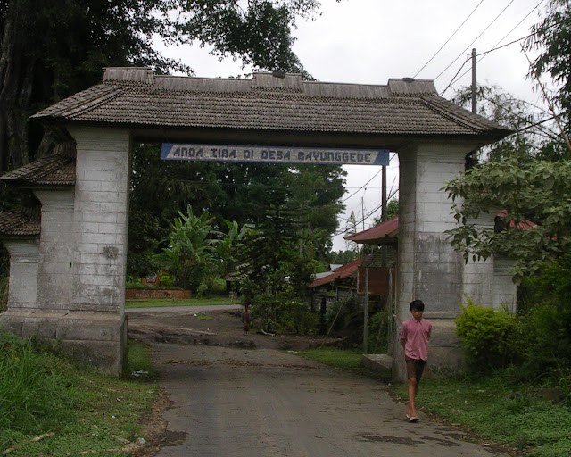 
					Pintu gerbang Desa Bayung Gede sekitar Juni 2007. (balisaja.com/I Made Sujaya)