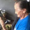 Ni Ketut Sadri sedang melakukan panggilan video dengan cucu dan cicitnya yang tinggal di Denpasar. 
