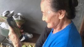 Ni Ketut Sadri sedang melakukan panggilan video dengan cucu dan cicitnya yang tinggal di Denpasar. 