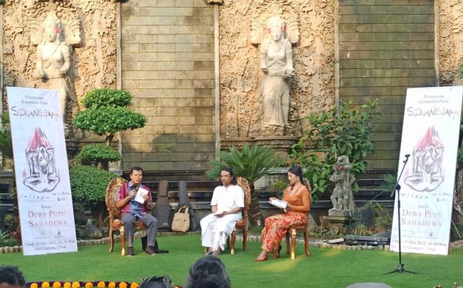 
					Guru besar sastra, Fakultas Ilmu Budaya (FIB), Unud, Prof. Dr. I Nyoman darma Putra, M.Litt. (paling kiri) membedah buku Siwanggama karya Dewa Putu Sahadewa (tengah) serta pemandu, Desi Nurani. 