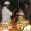 Upacara otonan dalam suatu keluarga Bali.