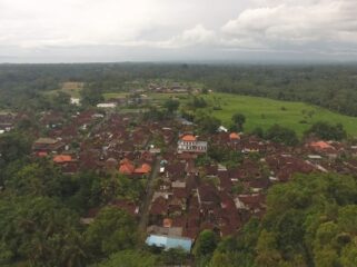 Pemukiman penduduk Desa Demulih yang tampak dari ketinggian bukit.  (balisaja.com/tim riset Sitadewiku)