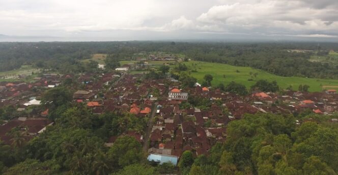 
					Pemukiman penduduk Desa Demulih yang tampak dari ketinggian bukit.  (balisaja.com/tim riset Sitadewiku)