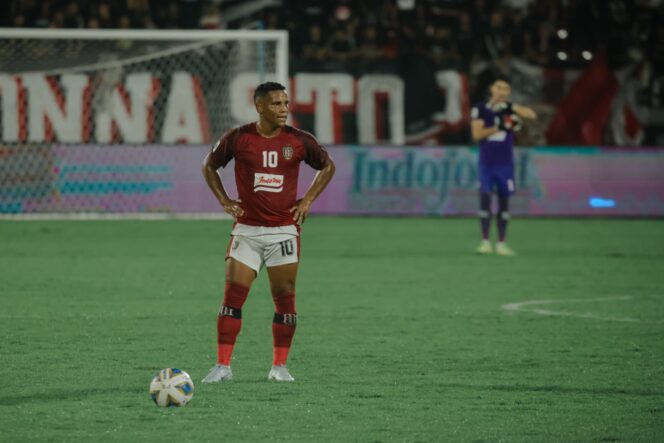 
					Eber Bessa yang mengenakan nomor punggung 10 kembali akan menjadi andalan Bali United saat menghadapi Visakha FC, Kamboja, pukul 17.00 wita di Stadion Kapten I Wayan Dipta, Gianyar, Bali. (balisaja.com/sumber foto: baliutd.com)