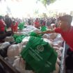 Suasana pembagian paket daging babi dan ayam serta beras bagi krama desa dan nasabah LPD Desa Adat Kedonganan, Senin, 6 Juni 2022. 