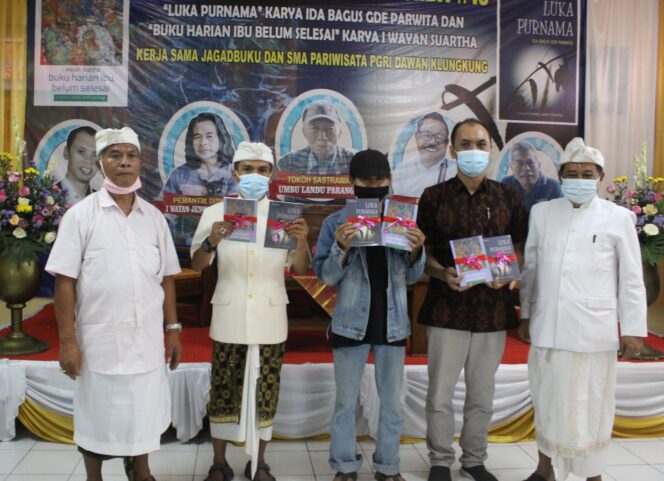 
					Peluncuran buku puisi duo penyair Klungkung, I Wayan Suartha dan IBG Parwitha di SMA Pariwisata PGRI Dawan Klungkung, 30 November 2020.