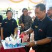 Kepala SMA Pariwisata PGRI Dawan, Klungkung, IBG Parwita (paling kanan) didampingi Ketua Komite, I Wayan Suartha, para guru dan panitia memotong tumpeng tanda perayaan HUT ke-38 sekolah yang dikenal dengan sebutan SMA Paris Klungkung itu, Senin, 1 Agustus 2022. (balisaja.com/panitia)