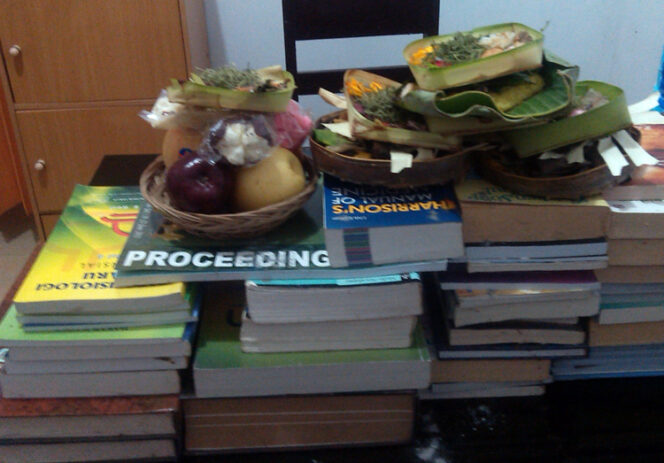 
					Sesaji saat Hari Saraswati.