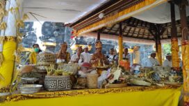 Upacara mlaspas rsi gana dan ngadegang sri sedana pada 16 September 2022 serangkaian Karya Mamungkah, Mapadudusan Agung, Ngenteg Linggih lan Mupuk Padagingan di Pura Penataran Agung Padangbai. Puncak karya dilaksanakan Rabu, 5 Oktober 2022 besok. 