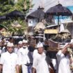 Iring-iringan peed krama mundut Jero Gede serta sarana upakara lainnya yang dipersembahkan dalam upacara ngusaba segara lan ngusaba nini di Pura Segara Desa Adat Kusamba, Selasa, 8 November 2022. 