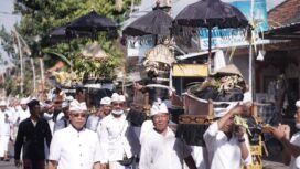 Iring-iringan peed krama mundut Jero Gede serta sarana upakara lainnya yang dipersembahkan dalam upacara ngusaba segara lan ngusaba nini di Pura Segara Desa Adat Kusamba, Selasa, 8 November 2022. 
