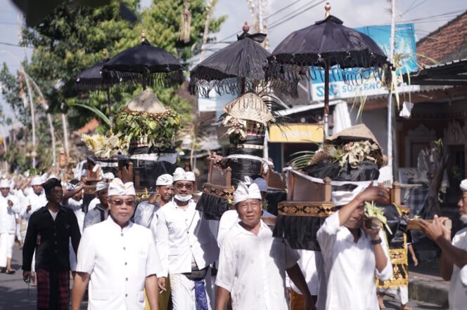 
					Iring-iringan peed krama mundut Jero Gede serta sarana upakara lainnya yang dipersembahkan dalam upacara ngusaba segara lan ngusaba nini di Pura Segara Desa Adat Kusamba, Selasa, 8 November 2022. 