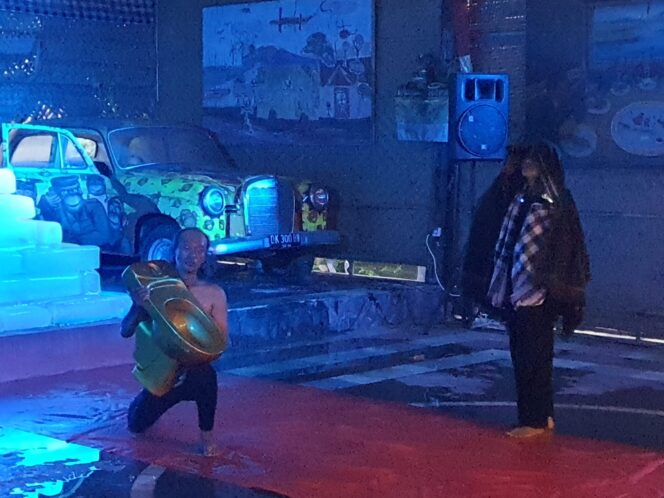 
					Garapan seni instalasi The Golden Toilet in The Winter karya I Ketut Putrayasa yang direspons penyair Wayan Jengki Sunarta dan seniman Acmad Obe Marzuki.