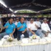 Kepala LPD Kedonganan, I Ketut Madra (paling kiri) bersama Bendesa Adat Kedonganan, I Wayan Mertha (nomor dua dari kiri) serta unsur Majelis Desa Adat (MDA) Provinsi Bali saat puncak perayaan HUT ke-32 LPD Kedonganan, 23 Desember 2022 di Pantai Kedonganan.