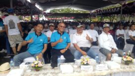 Kepala LPD Kedonganan, I Ketut Madra (paling kiri) bersama Bendesa Adat Kedonganan, I Wayan Mertha (nomor dua dari kiri) serta unsur Majelis Desa Adat (MDA) Provinsi Bali saat puncak perayaan HUT ke-32 LPD Kedonganan, 23 Desember 2022 di Pantai Kedonganan.
