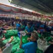 Krama dan nasabah LPD Kedonganan beramai-ramai menukarkan kupon paket daging babi Galungan, Senin, 2 Januari 2023 di jaba sisi Pura Bale Agung Desa Adat Kedonganan. 