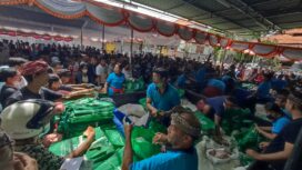 Krama dan nasabah LPD Kedonganan beramai-ramai menukarkan kupon paket daging babi Galungan, Senin, 2 Januari 2023 di jaba sisi Pura Bale Agung Desa Adat Kedonganan. 