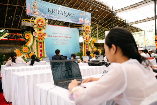 
					Salah seorang peserta kriyaloka sedang mencoba mengetik aksara Bali di laptop. 