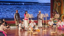 Para seniman yang tergabung dalam Paguyuban Peduli Seni Drama Gong Lawas, tengah beratih di Ksirarnawa, Senin, 27 Februari 2023. Mereka akan mengisi penutupan Bulan Bahasa Bali V, Selasa, 28 Februari 2023 malam ini.  