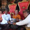 Ketua Dekorkab PPPI Kabupatern Badung, I Nyoman Sarjana (nomor tiga dari kiri) menyerahkan kenang-kenangan berupa buku-buku Hindu kepada Ketua Pasraman Jnana Surya Kantha Desa Kapal, Ida Bagus Surya Miasa (paling kanan) dalam kunjungan Sabtu, 4 Maret 2023. 