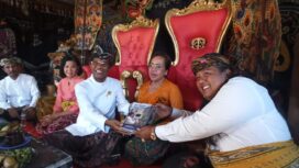 Ketua Dekorkab PPPI Kabupatern Badung, I Nyoman Sarjana (nomor tiga dari kiri) menyerahkan kenang-kenangan berupa buku-buku Hindu kepada Ketua Pasraman Jnana Surya Kantha Desa Kapal, Ida Bagus Surya Miasa (paling kanan) dalam kunjungan Sabtu, 4 Maret 2023. 
