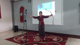 April Artison menampilkan monolog 