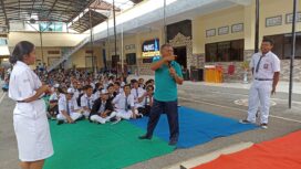 Sastrawan Klungkung sekaligus Ketua Komite SMA Paris Klungkung, I Wayan Suartha memberikan pengenalan singkat bermain teater di sela-sela acara Pesta Puisi Bulan Bahasa dan Sastra SMA Paris Klungkung, 
