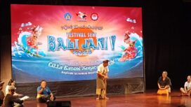 IB Anom Ranuara (tengah memegang tongkat) tampil mempertontonkan kegiatan latihan drama klasik di Teater Mini dalam acara Tribute to IB Anom Ranuara serangkaian Festival Seni Bali Jani V, Jumat, 21 Juli 2023. 