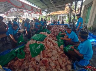 Suasana pembagian daging babi menyambut hari raya Galungan dan Kuningan bagi krama dan nasabah LPD Desa Adat Kedonganan, Senin,31 Juli 2023. 