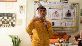 I Made Sujaya saat membedah buku kumpulan cerpen 