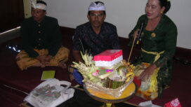 Kegiatan mabebasan atau malam sastra lazim dilaksanakan saat perayaan Siwaratri.