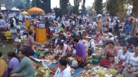 Umat Hindu yang tangkil ke Pura Dalem Puri, Besakih pada pelaksanaan Usabha Pitra tahun 2023 lalu. 