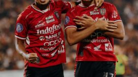 Pemain muda, Rahmat Arjuna (kanan) membuka gol keunggulan Bali United atas Borneo FC dalam laga kandang di Stadion Kapten I Wayan Dipta, Gianyar, Selasa, 28 Januari 2025 malam.