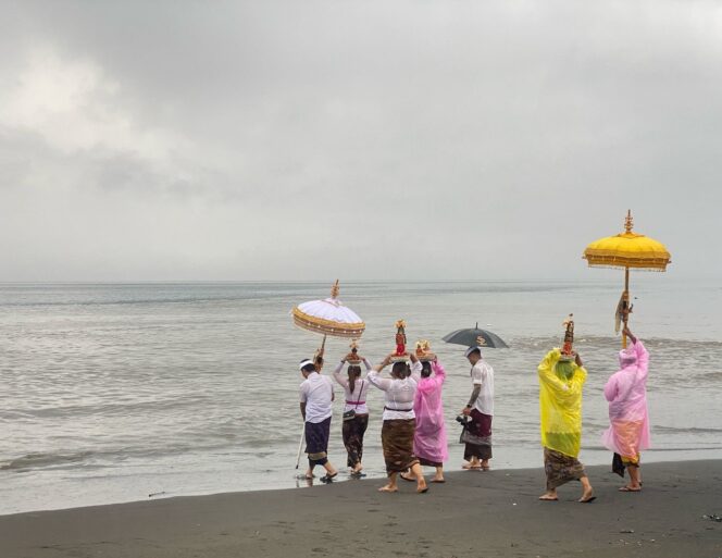 Melasti di Pantai Kusamba, 27 Maret 2025.