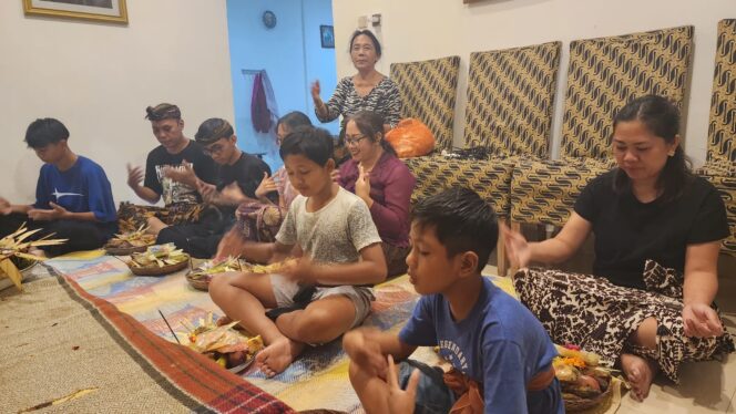 
					Tradisi natab sayut tipat pada salah satu keluarga di Desa Dapdap Putih, Buleleng.