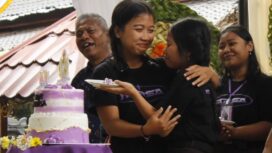 Pemotongan kue oleh siswa saat puncak HUT ke-41 SMA Paris Klungkung, 1 Agustus 2025.
