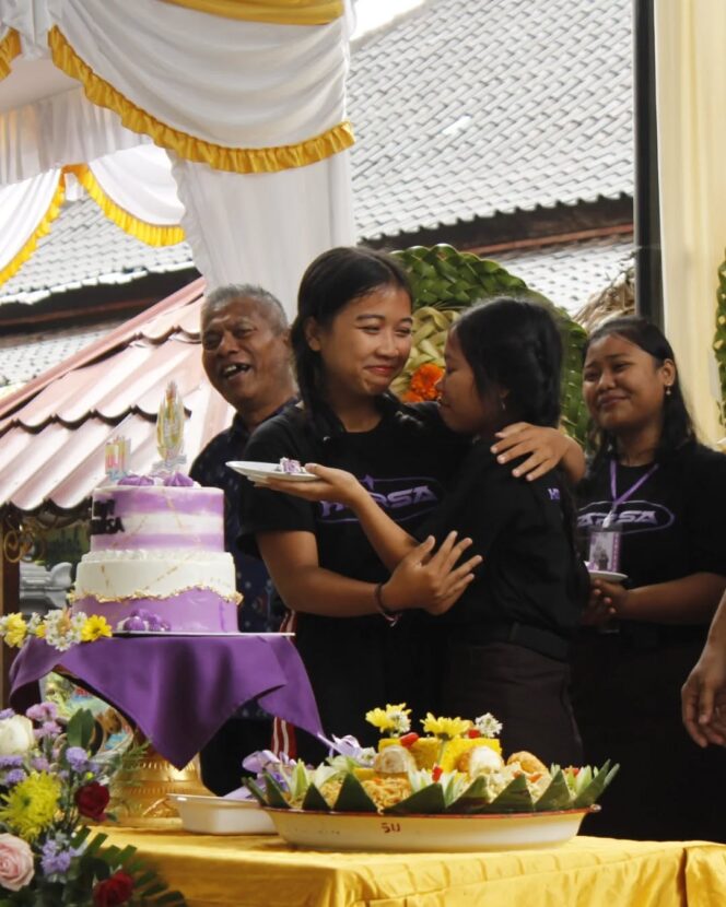 
					Pemotongan kue oleh siswa saat puncak HUT ke-41 SMA Paris Klungkung, 1 Agustus 2025.