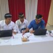 Juri lomba menulis cerpen berbahasa Bali, I Made Sugianto (kiri), IGB Weda Sanjaya (tengah) dan I Putu Supartika (kanan) berdiskusi untuk menentukan pemenang lomba menulis cerpen berbahasa Bali serangkaian Bulan Bahasa Bali VIII tahun 2026. 