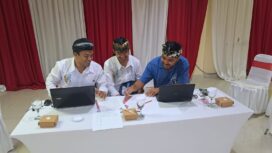 Juri lomba menulis cerpen berbahasa Bali, I Made Sugianto (kiri), IGB Weda Sanjaya (tengah) dan I Putu Supartika (kanan) berdiskusi untuk menentukan pemenang lomba menulis cerpen berbahasa Bali serangkaian Bulan Bahasa Bali VIII tahun 2026. 