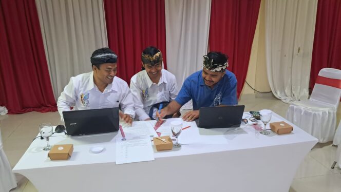 
					Juri lomba menulis cerpen berbahasa Bali, I Made Sugianto (kiri), IGB Weda Sanjaya (tengah) dan I Putu Supartika (kanan) berdiskusi untuk menentukan pemenang lomba menulis cerpen berbahasa Bali serangkaian Bulan Bahasa Bali VIII tahun 2026. 