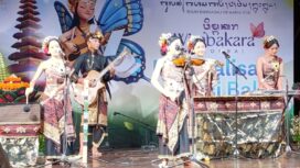 Salah satu peserta wimbakara (lomba) musikalisasi puisi Bali serangkaian Bulan Bahasa Bali VIII di Gedung Ksirarnawa Denpasar, Selasa, 17 Februari 2026.