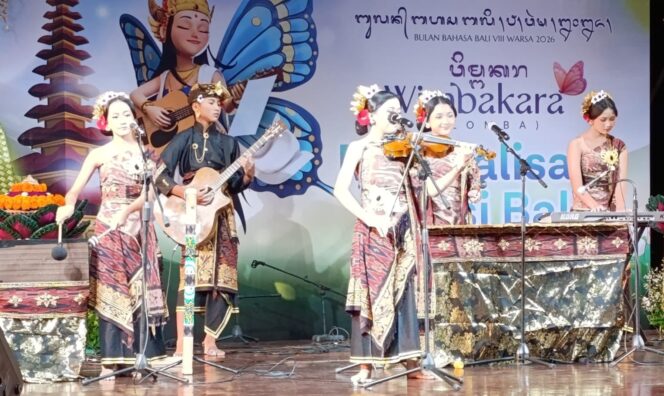 
					Salah satu peserta wimbakara (lomba) musikalisasi puisi Bali serangkaian Bulan Bahasa Bali VIII di Gedung Ksirarnawa Denpasar, Selasa, 17 Februari 2026.
